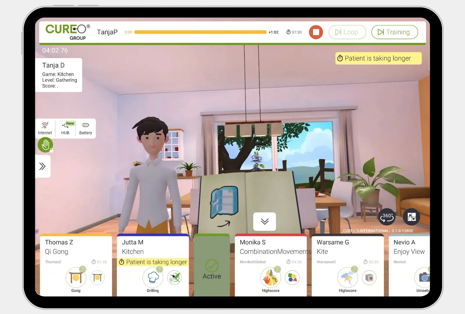 Consola de CUREO en la tablet: vista del entorno de cocina, lista de pacientes y aviso de tiempo